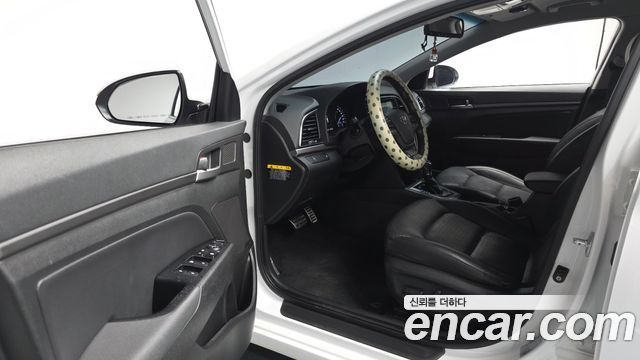 Hyundai AVANTE 2017 — photo 10