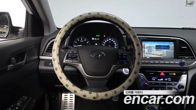 Hyundai AVANTE 2017 — photo 12