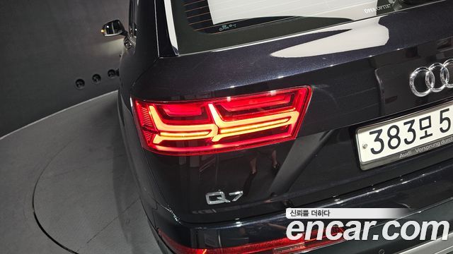 Audi Q7 2019 — photo 9