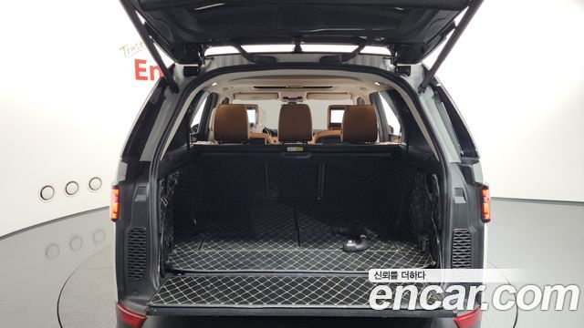 Land Rover Discovery 2018 — photo 28
