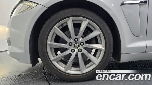 Jaguar XF 2012 — photo 5