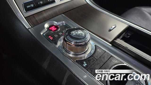 Jaguar XF 2012 — photo 9