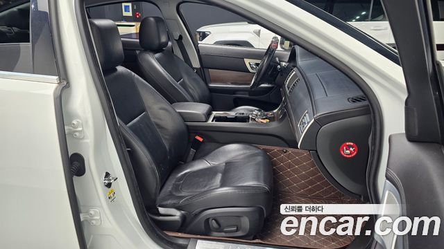 Jaguar XF 2012 — photo 10
