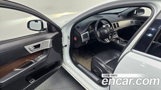 Jaguar XF 2012 — photo 11