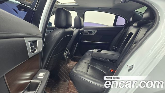 Jaguar XF 2012 — photo 12