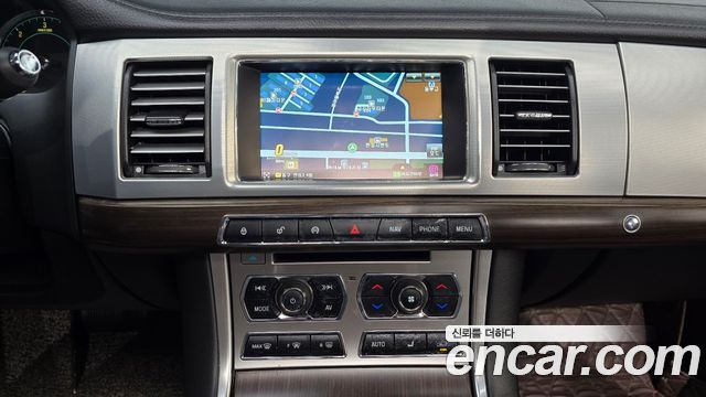 Jaguar XF 2012 — photo 15