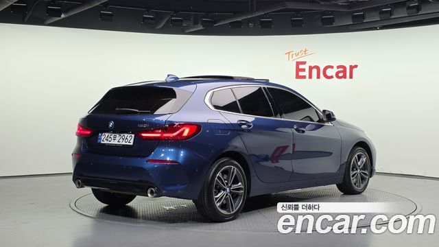 BMW 1-Series 2023 — photo 2