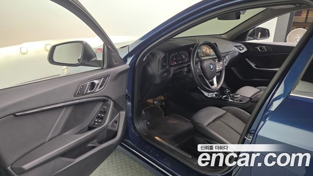 BMW 1-Series 2023 — photo 13