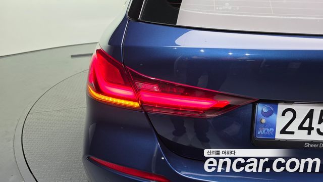 BMW 1-Series 2023 — photo 9