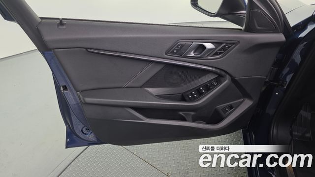 BMW 1-Series 2023 — photo 14