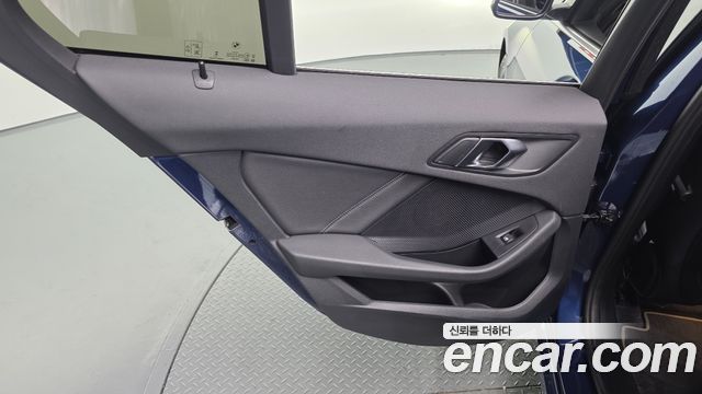 BMW 1-Series 2023 — photo 15