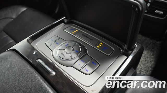 Hyundai Genesis 2013 — photo 18