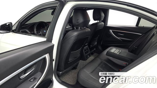 BMW 3-Series 2018 — photo 11
