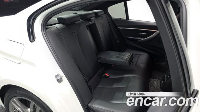 BMW 3-Series 2018 — photo 12