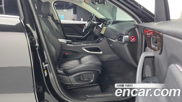 Jaguar F-PACE 2018 — photo 17