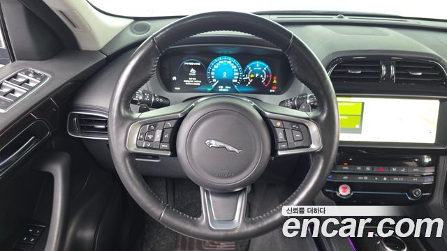 Jaguar F-PACE 2018 — photo 19
