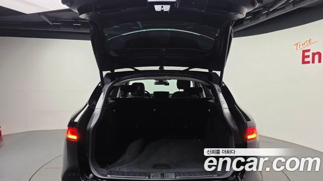 Jaguar F-PACE 2018 — photo 26