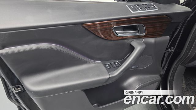 Jaguar F-PACE 2018 — photo 14