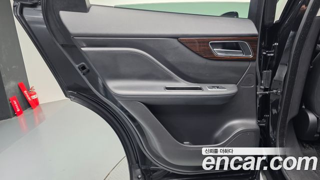 Jaguar F-PACE 2018 — photo 15