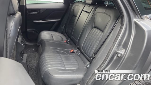 Jaguar F-PACE 2018 — photo 16