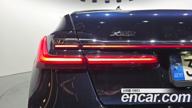 BMW 7-Series 2021 — photo 9