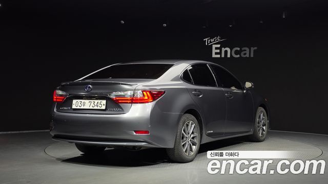 Lexus ES 2017 — photo 2