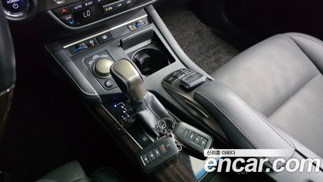 Lexus ES 2017 — photo 9