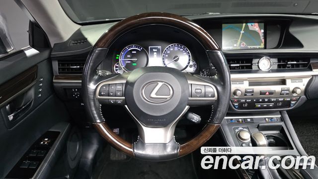 Lexus ES 2017 — photo 13