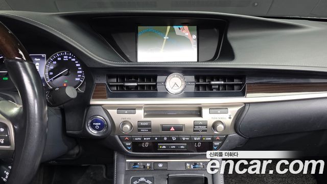 Lexus ES 2017 — photo 14