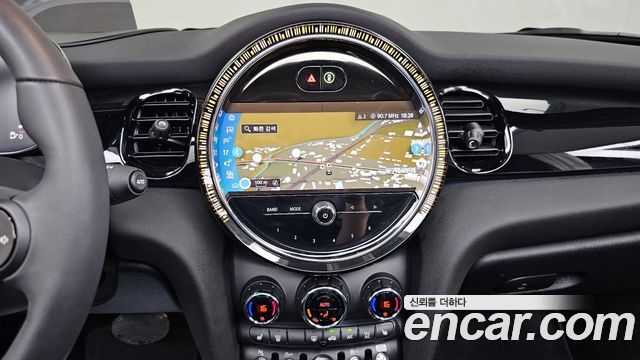 Mini Cooper Convertible 2024 — photo 21