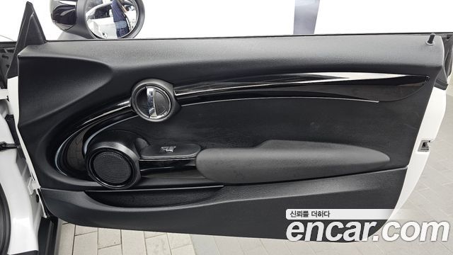 Mini Cooper Convertible 2024 — photo 15