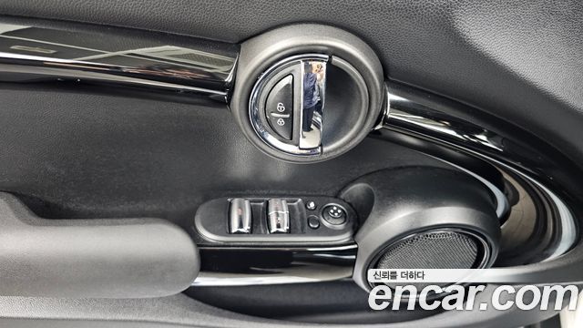 Mini Cooper Convertible 2024 — photo 28