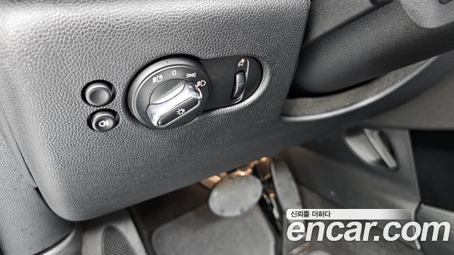 Mini Cooper Convertible 2024 — photo 29