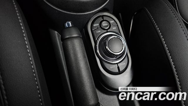 Mini Cooper Convertible 2024 — photo 32