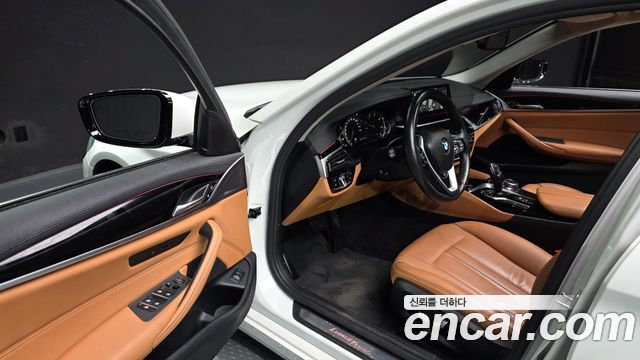 BMW 5-Series 2018 — photo 13
