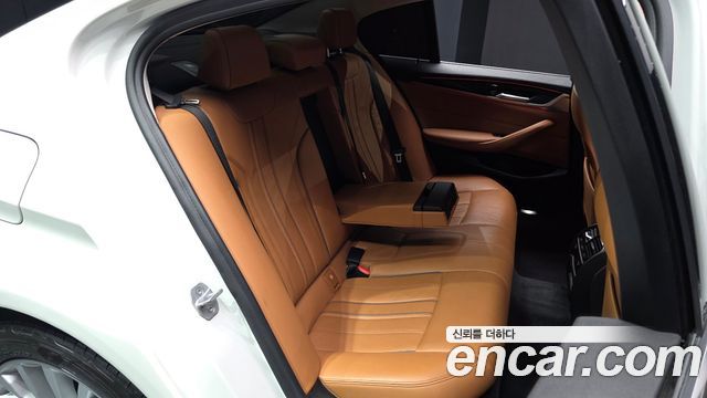 BMW 5-Series 2018 — photo 17