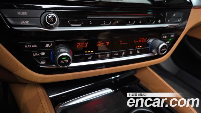 BMW 5-Series 2018 — photo 22