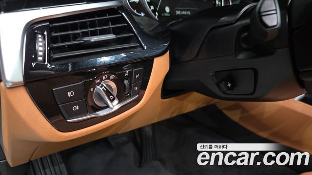 BMW 5-Series 2018 — photo 24