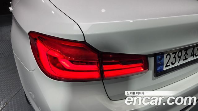 BMW 5-Series 2018 — photo 9