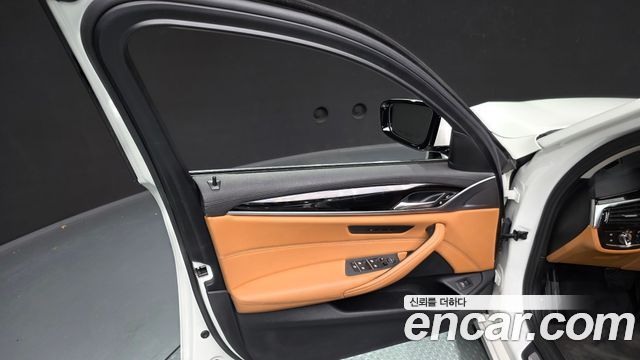 BMW 5-Series 2018 — photo 14