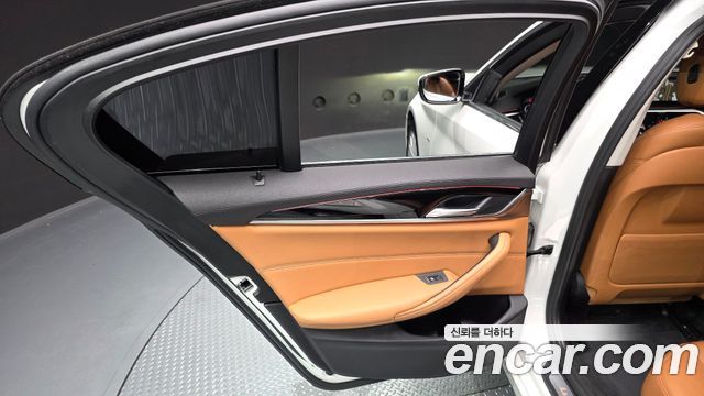 BMW 5-Series 2018 — photo 15