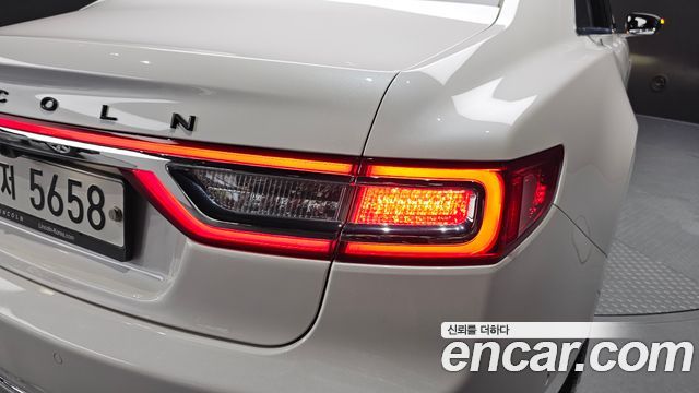Lincoln Continental 2018 — photo 9