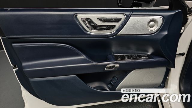 Lincoln Continental 2018 — photo 14