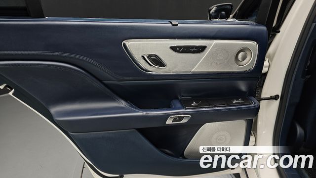 Lincoln Continental 2018 — photo 15