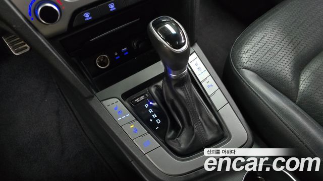 Hyundai AVANTE 2016 — photo 9