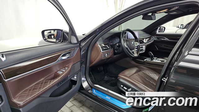 BMW 7-Series 2021 — photo 10