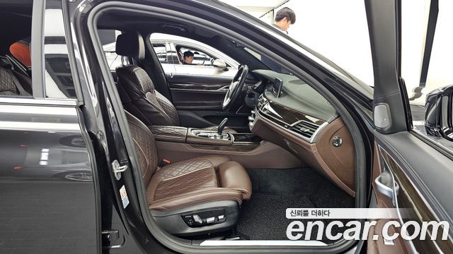 BMW 7-Series 2021 — photo 11