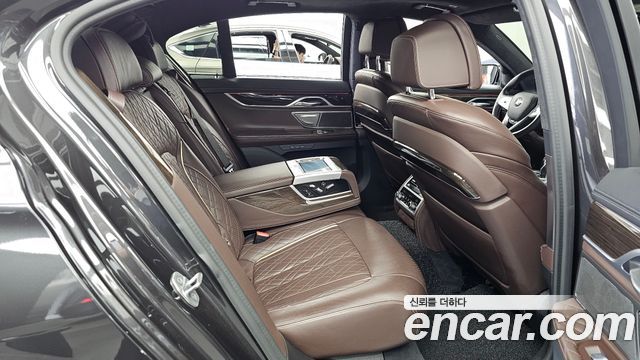 BMW 7-Series 2021 — photo 12