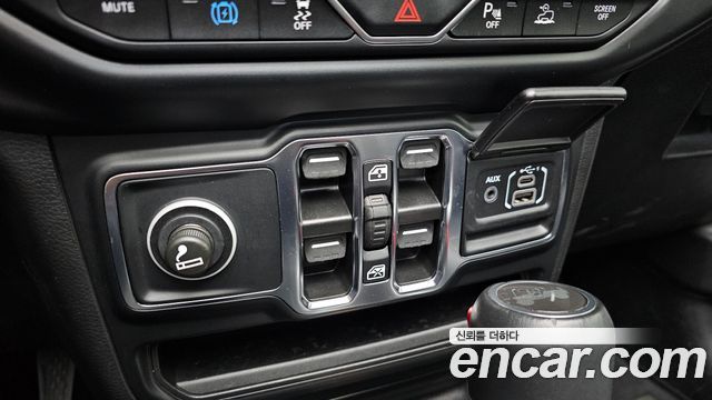 Jeep Wrangler 2022 — photo 23