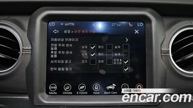 Jeep Wrangler 2022 — photo 24